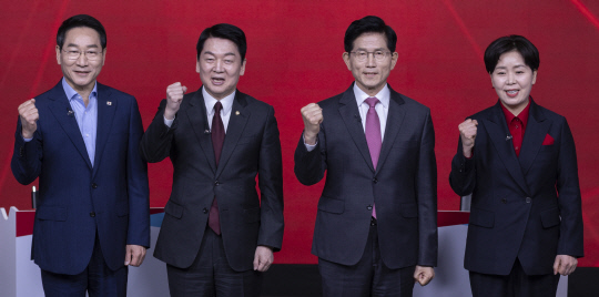 지난 19일 서울 강서구 ASSA아트홀에서 열린 국민의힘 제21대 대통령 후보자 1차 경선 토론회에서 A조 후보들이 시작 전 기념 촬영을 하다 파이팅을 외치고 있다. 왼쪽부터 유정복, 안철수, 김문수, 양향자 후보.[연합뉴스]